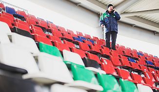 Alles im Blick: Günter verschafft sich einen Überblick im Stadion.