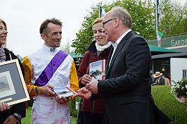 Dietmar Götze im Gespräch mit dem Gewinner des diesjährigen primetec-Pokals Michael Cadeddu