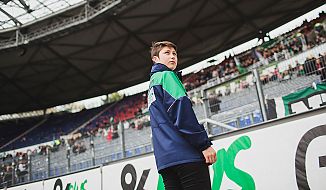 Vom Spielfeldrand aus beobachtet die primetec-Mitarbeiterin die Zuschauer.