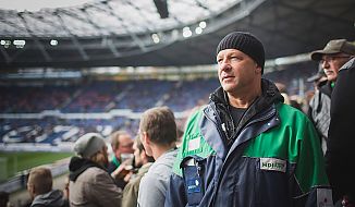 Per Funk sprechen sich Günter und seine Kollegen ab.