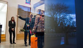 primetec-Mitarbeiter helfen den Gästen bei Fragen.