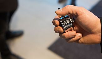 Mitarbeiter im Empfangsbereich zählten die Besucher der Ausstellungseröffnung.