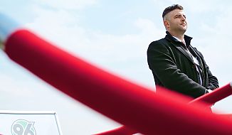 Ein primetec-Mitarbeiter sichert die Autogrammstunde von Hannover 96.