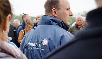 Auch die Schlange vor der Autogrammstunde wird bewacht.