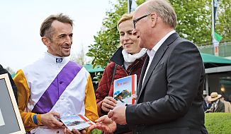 Herr Götze, Geschäftsführer von primetec, ehrt die Sieger.